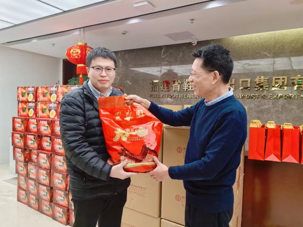 發(fā)放節(jié)日慰問(wèn)品 .jpg 發(fā)放節(jié)日慰問(wèn)品 .jpg